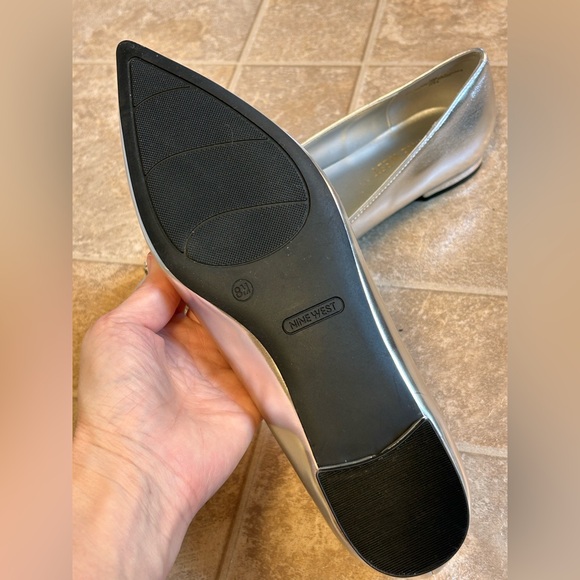 Nine West metallic silver flats w/ crystal embellishments. Sz 8 - Picture 4 of 8